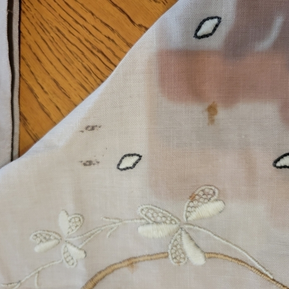 Vintage Matching Embroidered Tablecloth Linen - Bundle of 2 - Picture 2 of 2